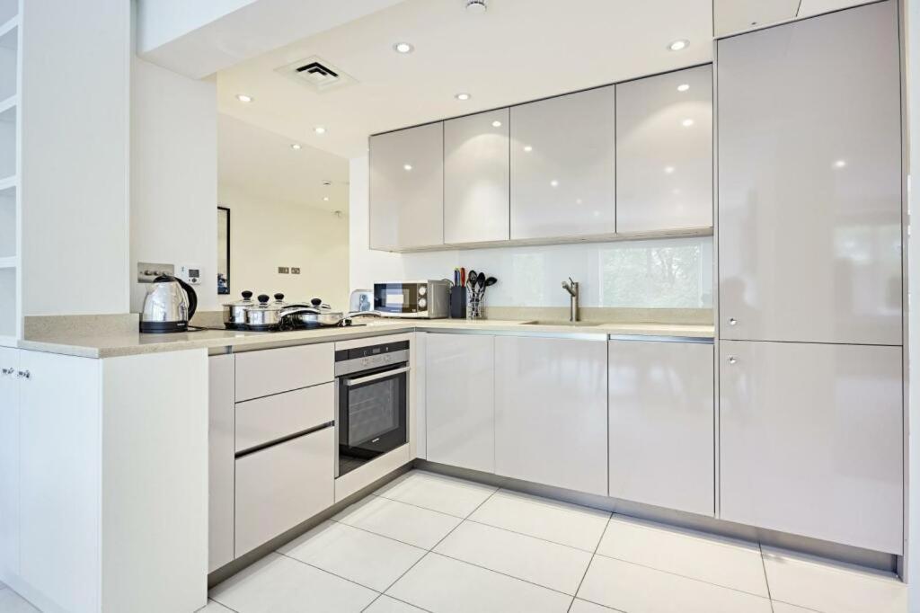 Luxury Large Park Lane Views 1250sqft * Londra